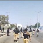 कराची में अमेरिकी दूतावास पर हमला, तोड़फोड़ के बाद पुलिस की कार्रवाई में 8 की मौत