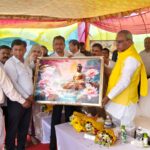 पंचायती राज मंत्री ओमप्रकाश राजभर को बुद्ध प्रतिमा भेंट