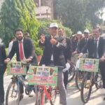 लखनऊ में जजों की अनोखी पहल, 70 जज साइकिल से पहुंचे कोर्ट