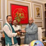 सावन में पर्यावरण और आस्था का संदेश, यूपी विधान परिषद में वितरित किए गए रुद्राक्ष के पौधे