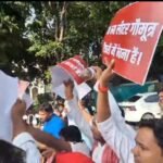 गोमूत्र खरीद योजना के विरोध में लखनऊ में सपा का प्रदर्शन, कई कार्यकर्ता हिरासत में