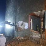 कौशांबी: 13 मौतों के बाद पटाखा फैक्ट्री मालिक नैशाद के मकान पर चला बुलडोजर